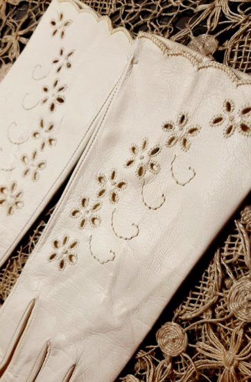 vtg ivory leather gloves with floral cut outs,bettebegoodvintage,unworn gloves.jpg