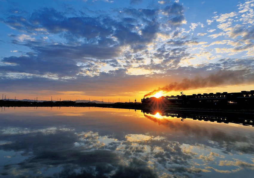 water-reflection-photography-train_2011-t.jpg