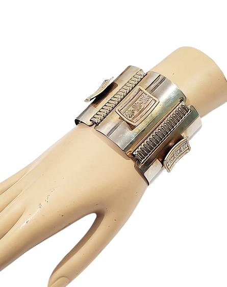 wide_gold_1960s_vintage_panel_bracelet_center_designs_metal_links-removebg-preview.png