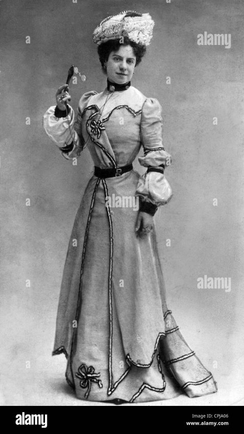 womens-fashion-from-the-time-around-1902-CPJA06.jpg