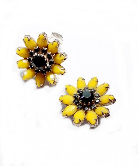 yellow and black stone clip flower earrings,vtg 50s designer.jpg